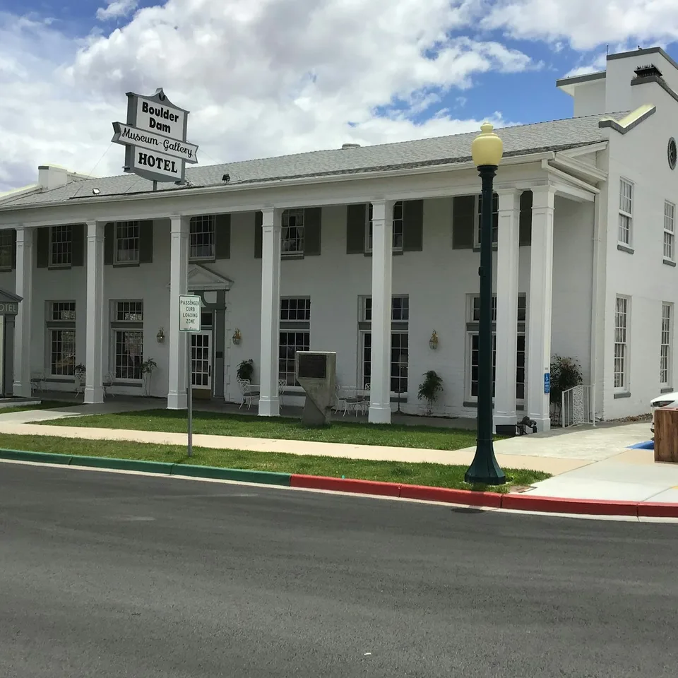 The white columned exterior of Boulder Dam Hotel