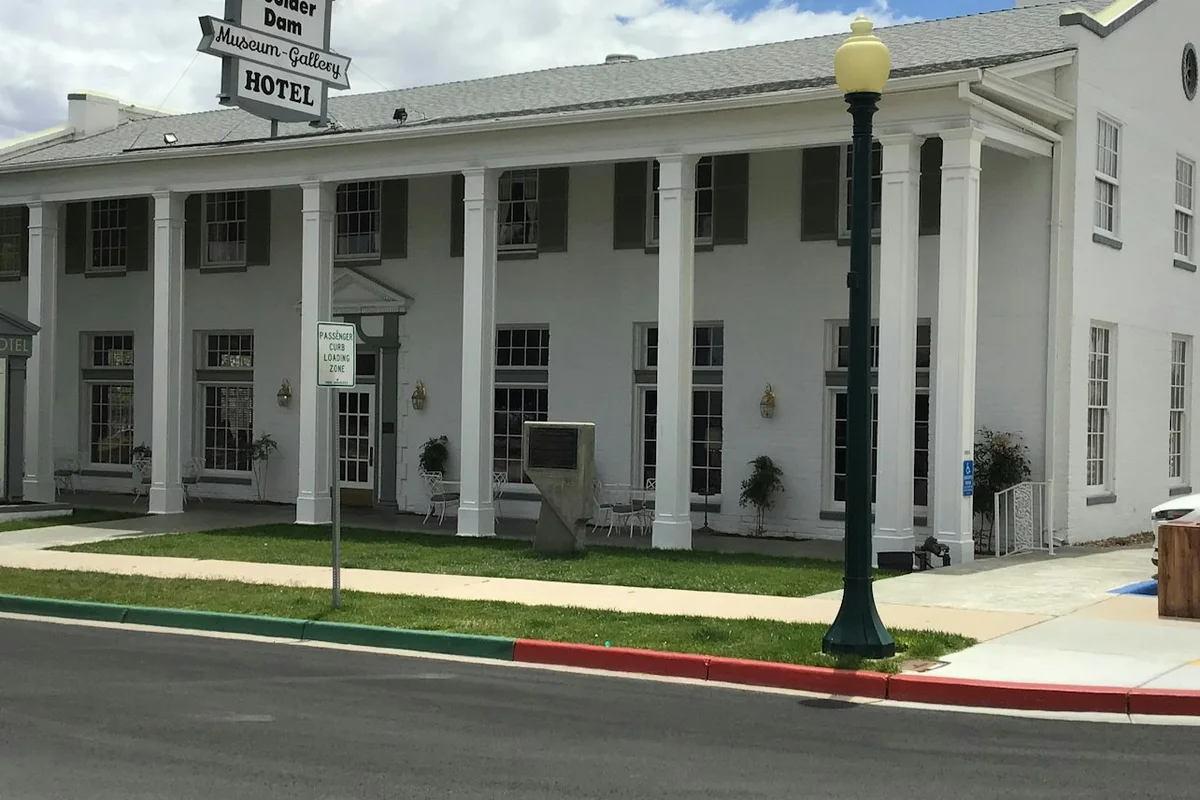 The white columned exterior of Boulder Dam Hotel